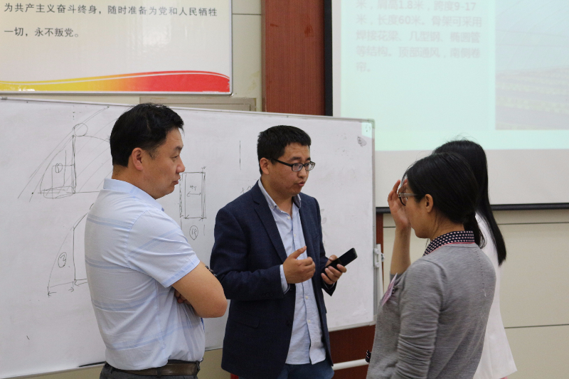 在課堂休息時(shí)，學(xué)員請(qǐng)教賈少華老師溫室的選擇與建造的知識(shí)